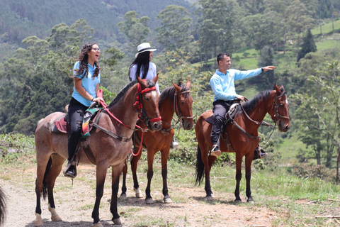 Randonnée à cheval dans les belles montagnes de Medellin