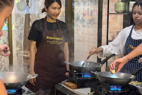 Aula prática de cozinha tailandesa com especiarias