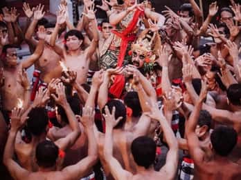 Scopri Bali: Sport acquatici, cultura e specialità culinarie
