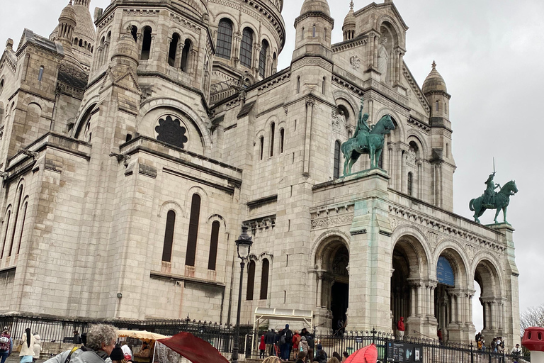 Montmartre enchanté Visite chantée et guidée (VIP)