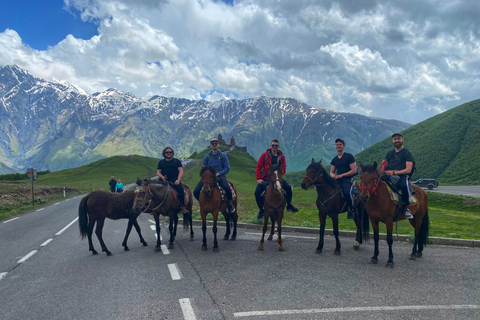 Montez à cheval jusqu&#039;à l&#039;église de la Trinité de Gergeti et atteignez le sommet d&#039;une montagne