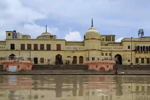From Delhi: 3-Day Private Tour to Ayodhya with Hotel Stay