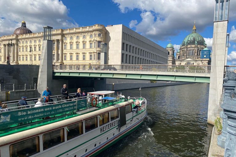 Berlin: Spreefahrt mit beheiztem Schiff + Live Guide