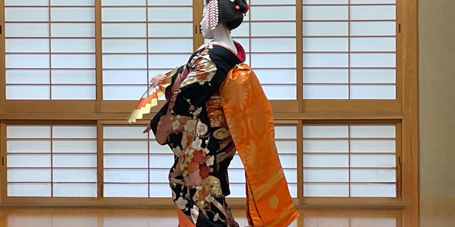 Kyoto: Meet the Geisha Maiko with Gion Walking Tour