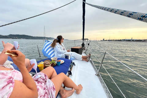 Ekskluzywny rejs o zachodzie słońca z lokalnym winem i portugalskimi przekąskamiPrywatna wycieczka dla grupy 2/3 godziny rejsem o zachodzie słońca z przekąskami i drinkiem po