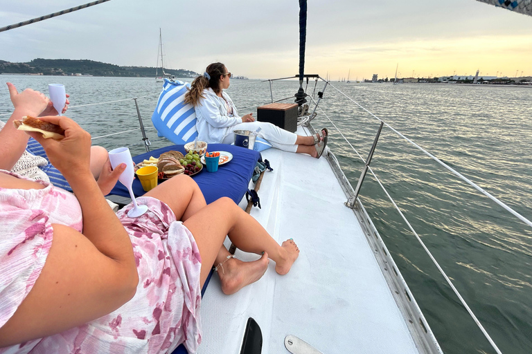 Ekskluzywny rejs o zachodzie słońca z lokalnym winem i portugalskimi przekąskamiPrywatna wycieczka dla grupy 2/3 godziny rejsem o zachodzie słońca z przekąskami i drinkiem po