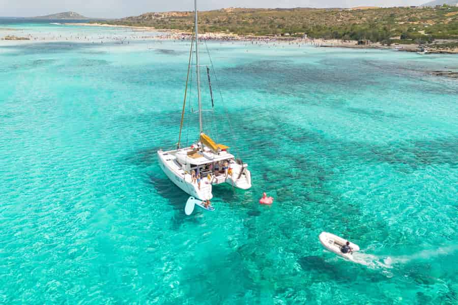Elafonisi: Premium-Katamaran-Tour mit Essen, Getränken und Transfer. Foto: GetYourGuide Elafonisi: Premium-Katamaran-Tour mit Essen, Getränken und Transfer. Foto: GetYourGuide