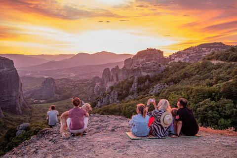 Athene: Meteora Kloosters & Grotten Dagtrip & LunchoptieMeteora privétour met bustransfer vanuit Athene