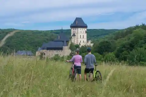 E-Bike dagsudflugt fra Prag: Det mægtige Karlstejn Slot