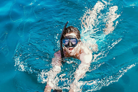 Phuket: James Bond i zatoka Phang Nga luksusowym jachtem o zachodzie słońcaSpotkanie przy molo (opłata za wstęp do parku narodowego wliczona w cenę)