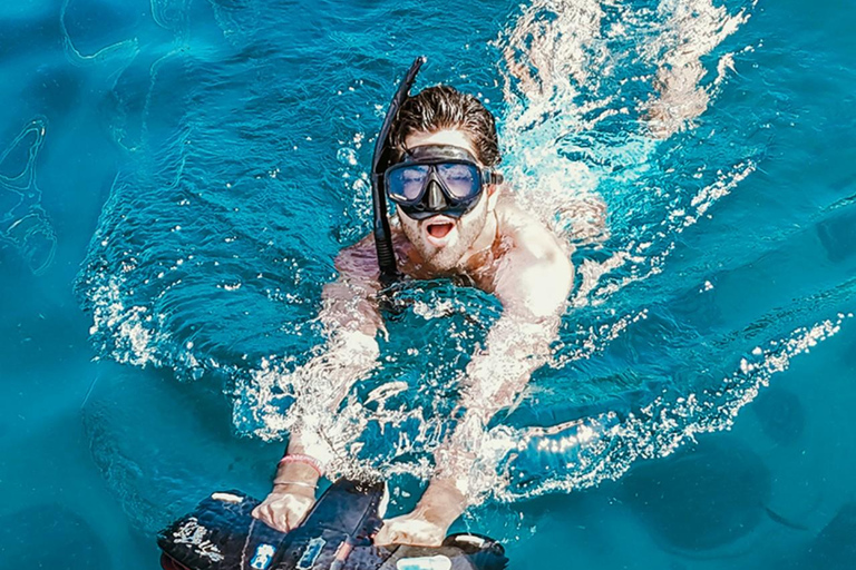 Phuket: James Bond i zatoka Phang Nga luksusowym jachtem o zachodzie słońcaSpotkanie przy molo (opłata za wstęp do parku narodowego wliczona w cenę)