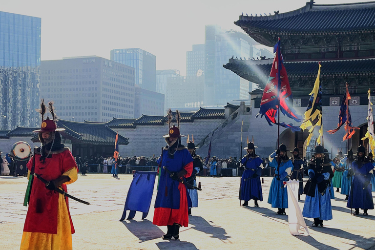 Walking through the heart of Seoul. Tour in Spanish