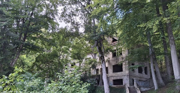 Zagreb: Urbex Adventure – Abandoned Sanatorium + Forest Hike