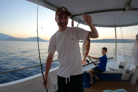 Chania: Angelausflug mit Frühstück und SchwimmenChania: Fischerbootfahrt mit Frühstück und Bademöglichkeit