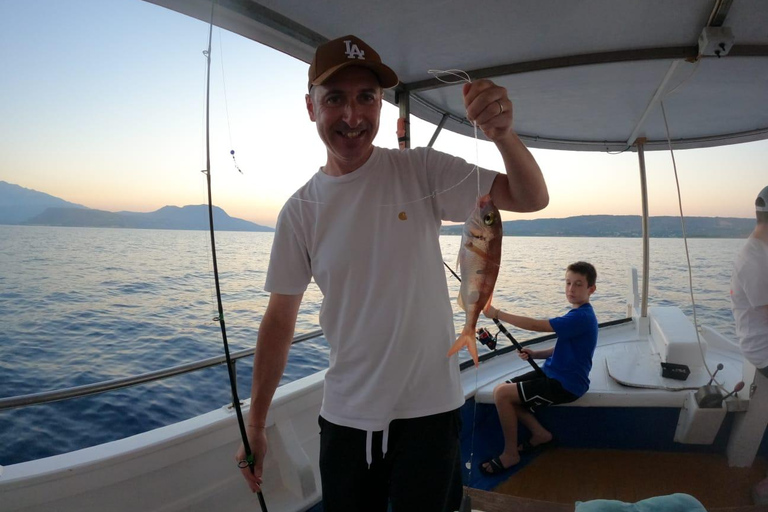 Chania: Angelausflug mit Frühstück und SchwimmenChania: Fischerbootfahrt mit Frühstück und Bademöglichkeit