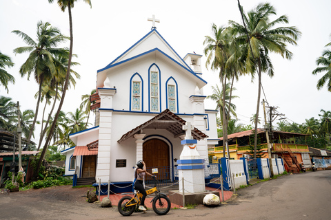 Goa: Vagator Village E-Bike Tour with Chapora Fort Sunset