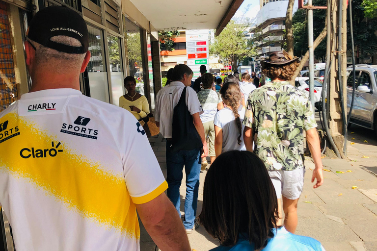 livlig stadsvandring i nairobi