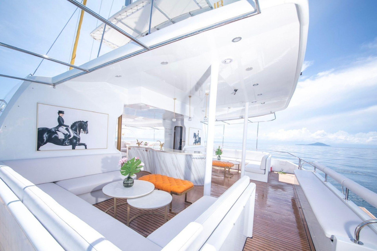 Phuket : excursion en yacht avec déjeuner sur les îles Coral et RachaPhuket : excursion en yacht vers les îles Coral et Racha avec déjeuner