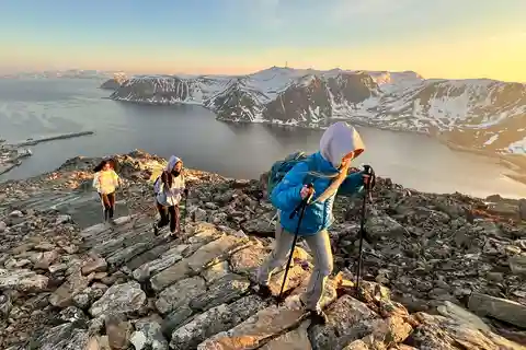Honningsvåg: Vandringstur. Utsikt över Arktiska havet från bergen