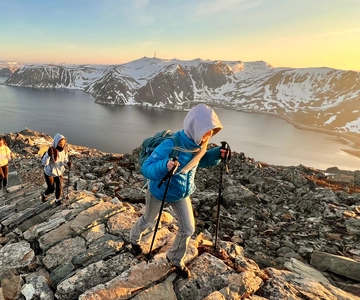 Honningsvåg: Wanderung. Blick auf den Arktischen Ozean von den Bergen aus