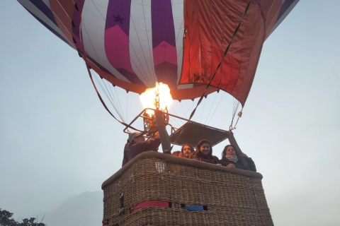 Billet pour l'expérience du lever du soleil en montgolfière à YangshuoVol privé en montgolfière pour 3-4 personnes (départ de Guilin)
