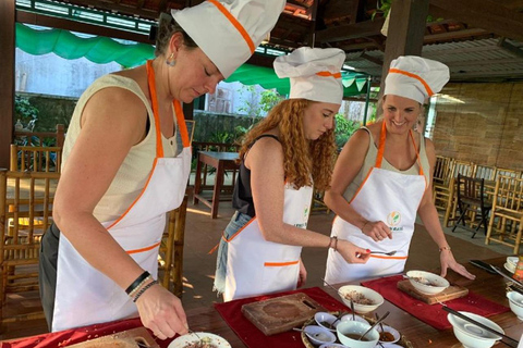 Vegetarian Cooking Class & Basket Boat from Hoi An