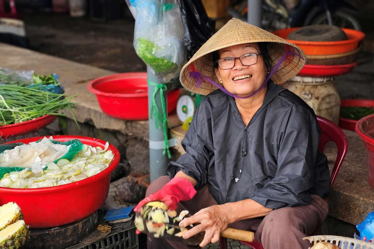 Hue: Excursão gastronómica a pé com serviço de busca no hotel e guia localTour gastronómico de rua em Hue de bicicleta