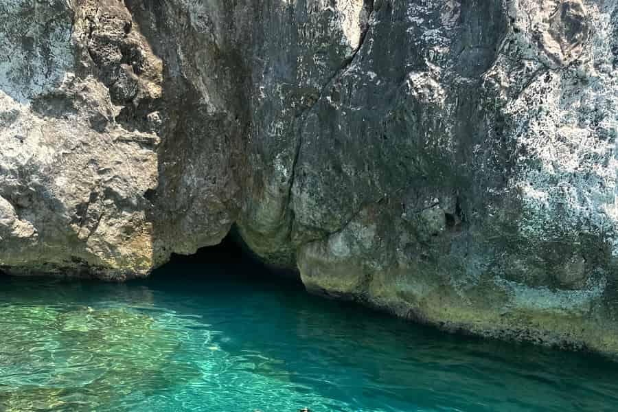 Himara: Entdecke|DeluxeTour: Geheime Strände & Höhlen & Schwimmstopps. Foto: GetYourGuide