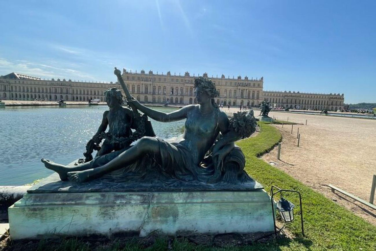 Paris: Château de Versailles and Giverny Excursion Private Van Tour