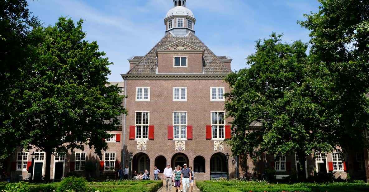 Impressie van Den Haag: Wandeltour door het hofje