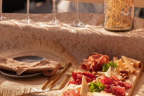 Prywatna degustacja wina z widokiem na Sagrada Familia i posiłkiem tapas