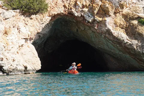 Naxos : Visite de la grotte de Rina en kayak de mer avec plongée en apnée et pique-nique