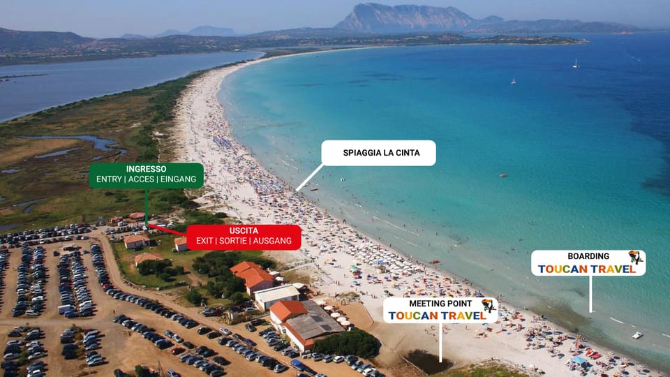 San Teodoro, Sardinien / Italien - 2019/07/15: Panoramablick auf die Küste  der Costa Smeralda, das Tyrrhenische Meer und die Insel Isola Tavolara von  Cala d'Ambra aus gesehen Stockfotografie - Alamy