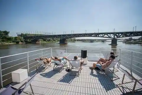 Varsavia: crociera sul fiume Vistola su una moderna chiatta