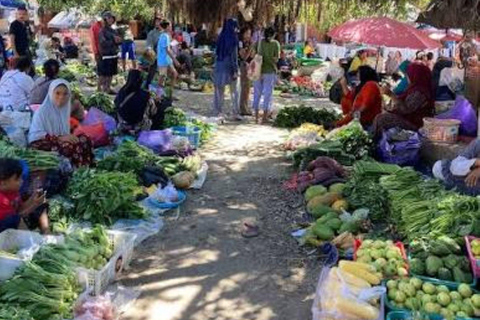 Labuan Bajo: Batu Cermin Cave, Silvya Hill & Market Tour