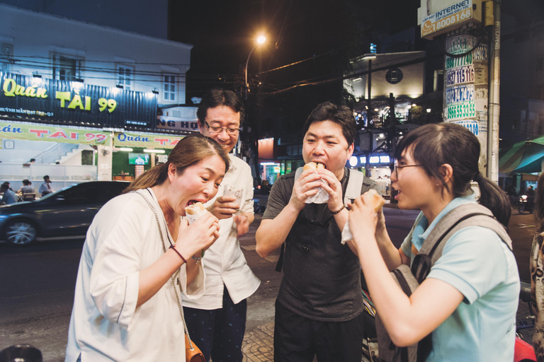 Street Food och sightseeing kvällstur | Ao Dai kvinnlig ryttareKvinnlig förare | 12 Provsmakningar &amp; Sightseeing med skoter