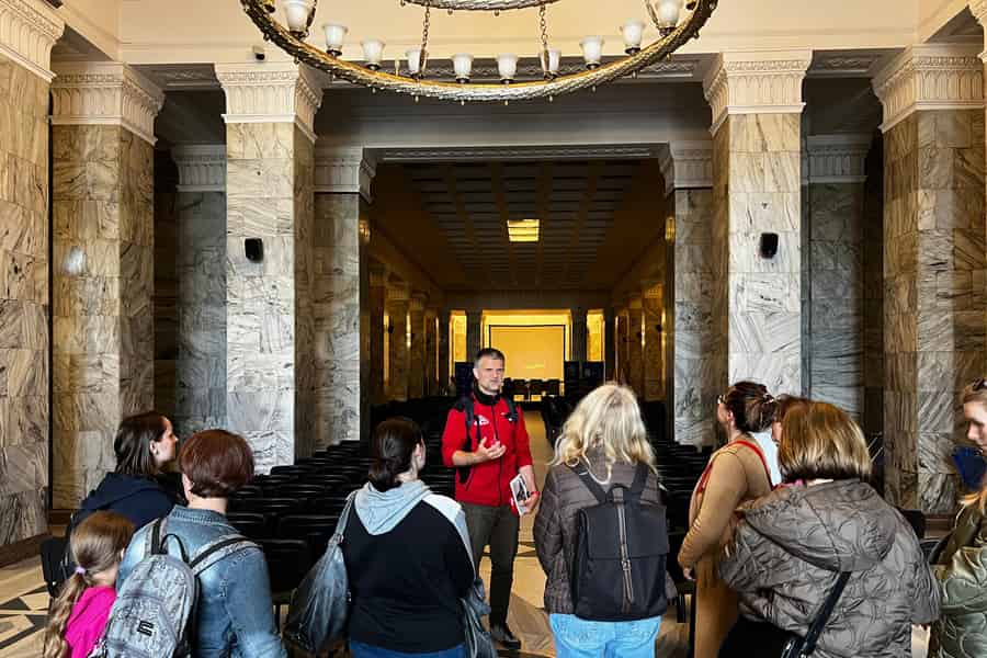 Warschau: Kulturpalast-Tour & Terrasse & kommunistischer Snack. Foto: GetYourGuide Warschau: Kulturpalast-Tour & Terrasse & kommunistischer Snack. Foto: GetYourGuide