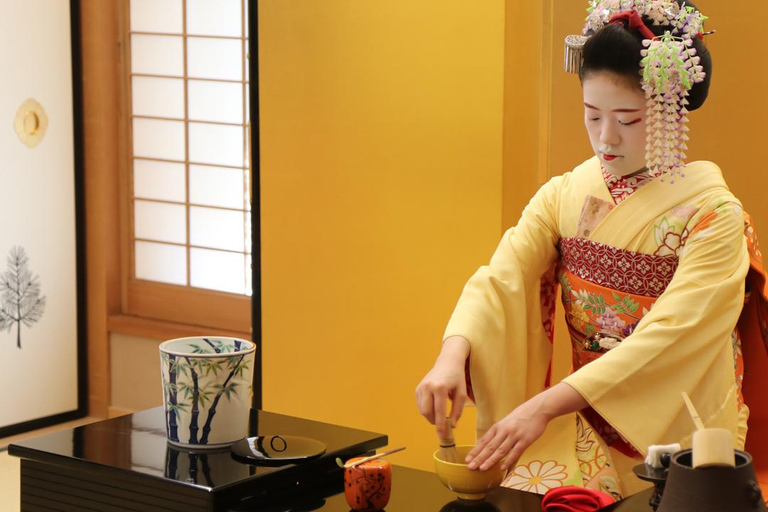 Maiko-dans en theeceremonie op een Noh-podium in Kyoto