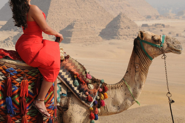 Pyramides, Sakkara et Memphis - Visite privée avec déjeunerVisite privée avec guide, transfert et déjeuner, à l&#039;exclusion des droits d&#039;entrée.