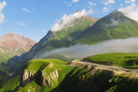 De Tbilisi: Fortaleza de Ananuri e viagem de 1 dia a Kazbegi