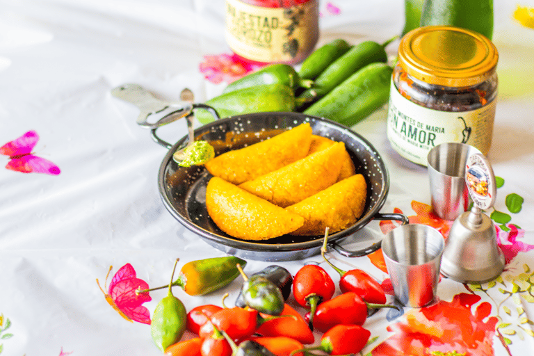 Degustación de salsas picantes caribeñas y empanadas