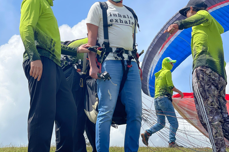 Medellín: Skip-the-Line Paragliding W 20-Yr Experience Pilot