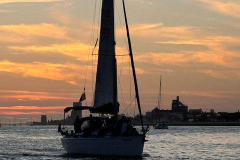 Lisboa:Sunset Sailing Tour at Tagus River with welcome drink