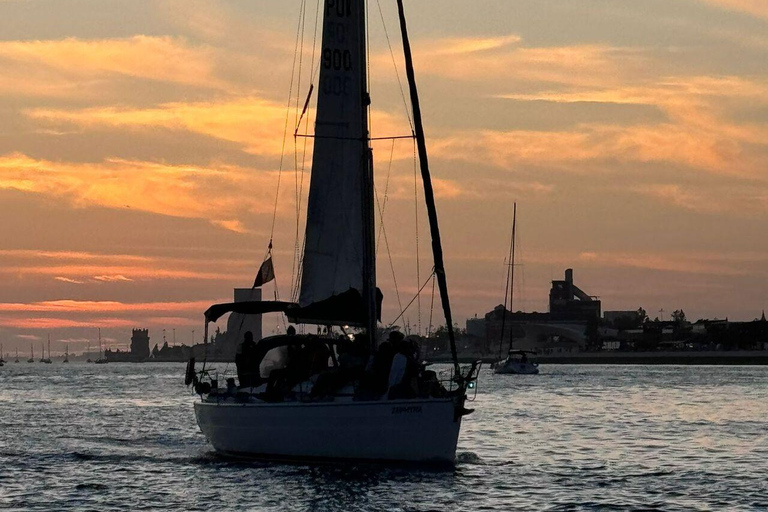 Lisboa:Sunset Sailing Tour at Tagus River with welcome drink