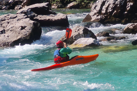 Graz: allenamento della tecnica del kayak nello slalom delle acque biancheGraz: allenamento della tecnica del kayak nello slalom