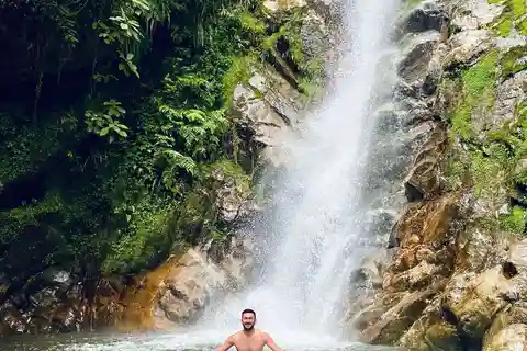 Medellín: Caminhada na cascata secreta com lanche e café