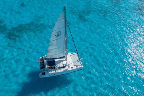 Cancun: Cruzeiro de catamarã na Isla Mujeres com mergulho com snorkel