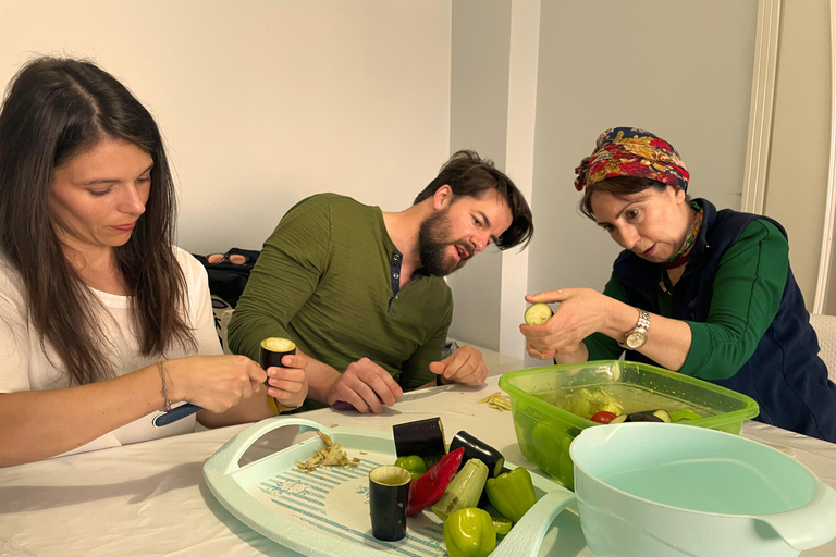 Izmir: Autentisk turkisk matlagningskurs med lokalbefolkningenIzmir: Autentisk turkisk matlagningslektion med lokalbefolkningen