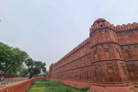 Nowe Delhi: zwiedzanie Czerwonego Fortu z przewodnikiem i biletem wstępuNowe Delhi: wycieczka piesza z przewodnikiem po Czerwonym Forcie bez biletu wstępu