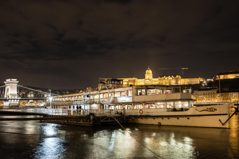 Budapest Super Saver: Spa, Basilica Tour, and Danube Cruise